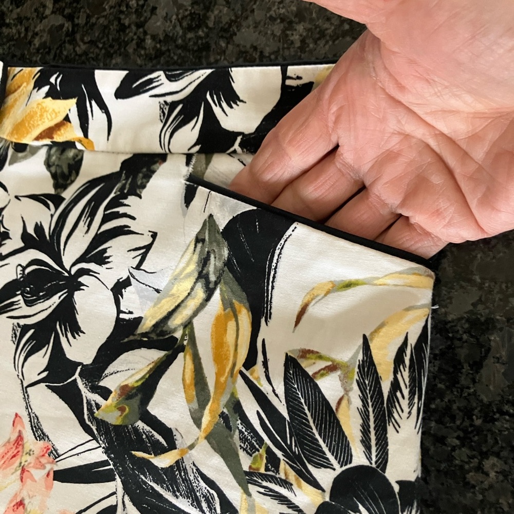 Jungle Floral Print White House Black Market 5” Coastal Stretch Shorts Size 8 - Picture 7 of 16